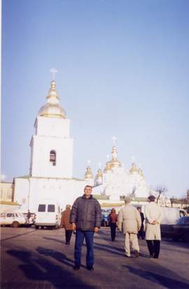 На фоне Михайловского монастыря