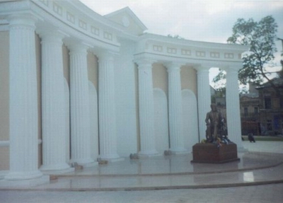 Коллоннада на Греческой площади (Одесса), возле которой установлен памятник Маразли