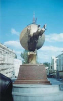 Одесса - памятник апельсинам (возле археологического и литературного музеев)