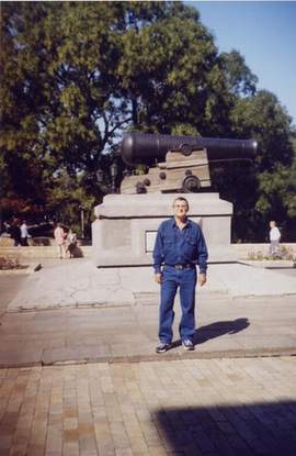 Пушка возле Горисполкома - ноябрь 2003